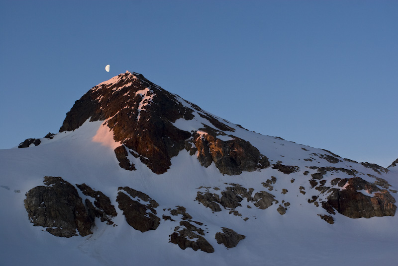 Moon And Alpenglow On Peak 7505